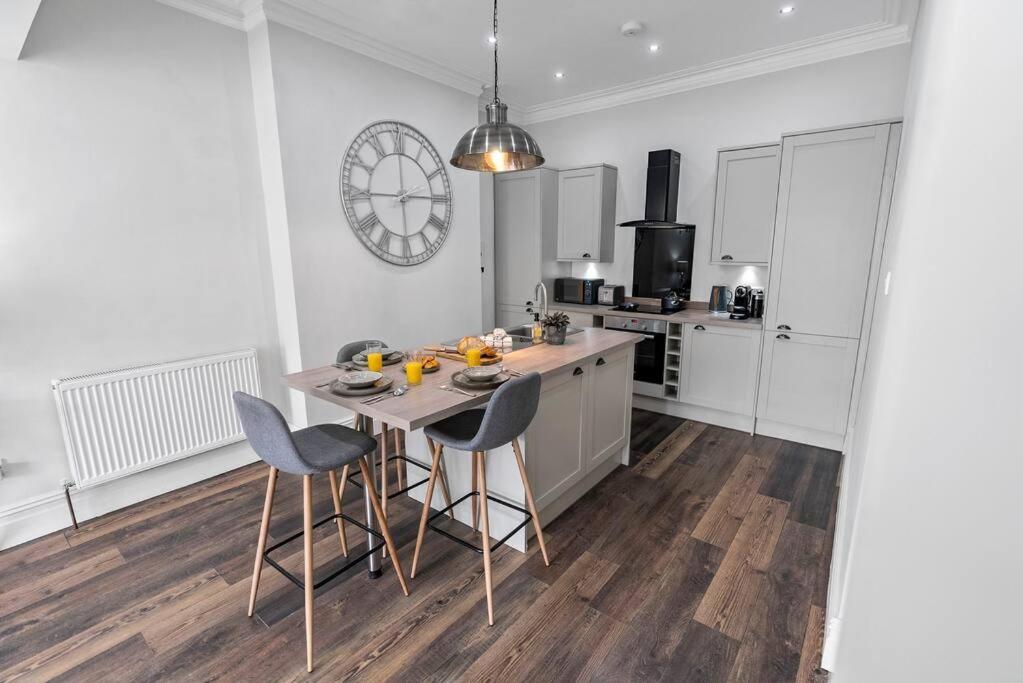 Newly Refurbed, Central Apartment With Free Parking And Hot Tub Lytham St Annes Exteriör bild