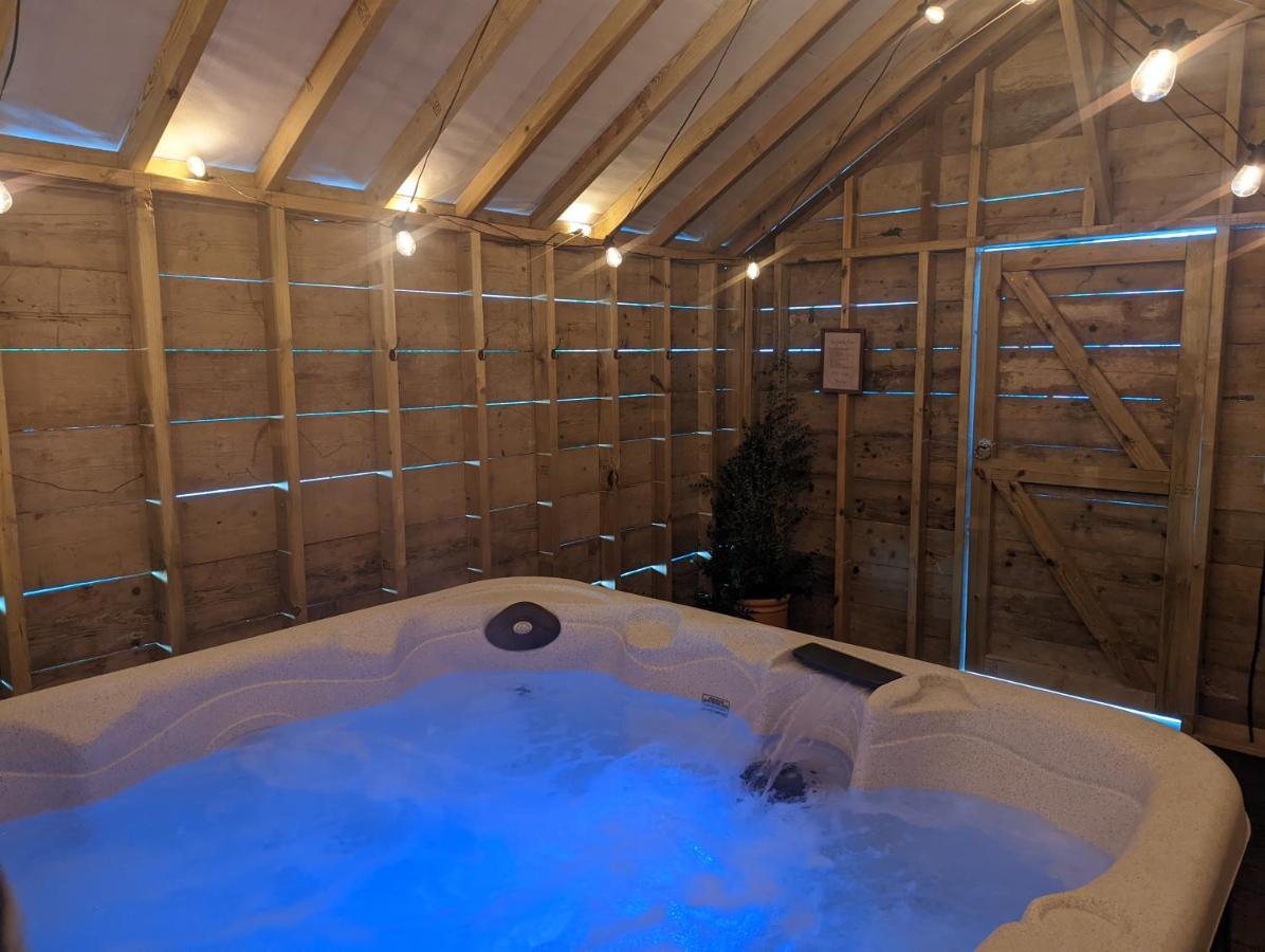 Newly Refurbed, Central Apartment With Free Parking And Hot Tub Lytham St Annes Exteriör bild